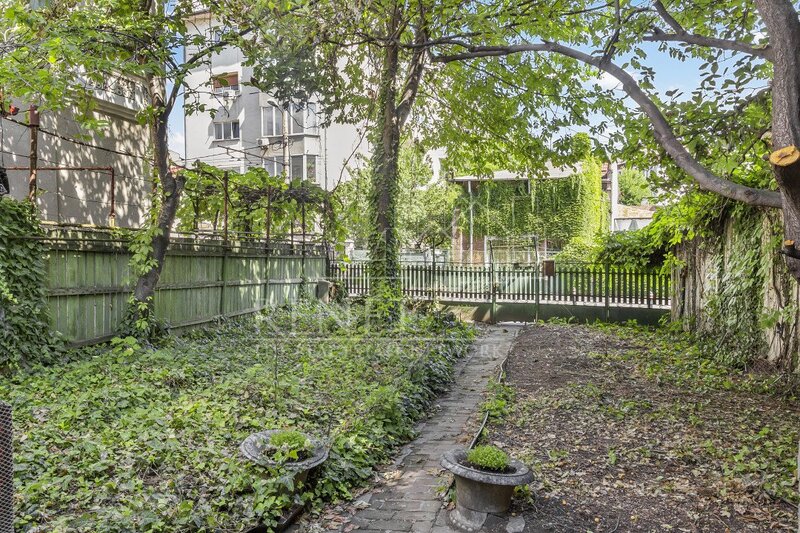 Matei Voievod, casa si teren 300 mp, singur curte.